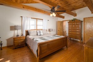 3 bedrooms, desk, iron/ironing board, travel cot