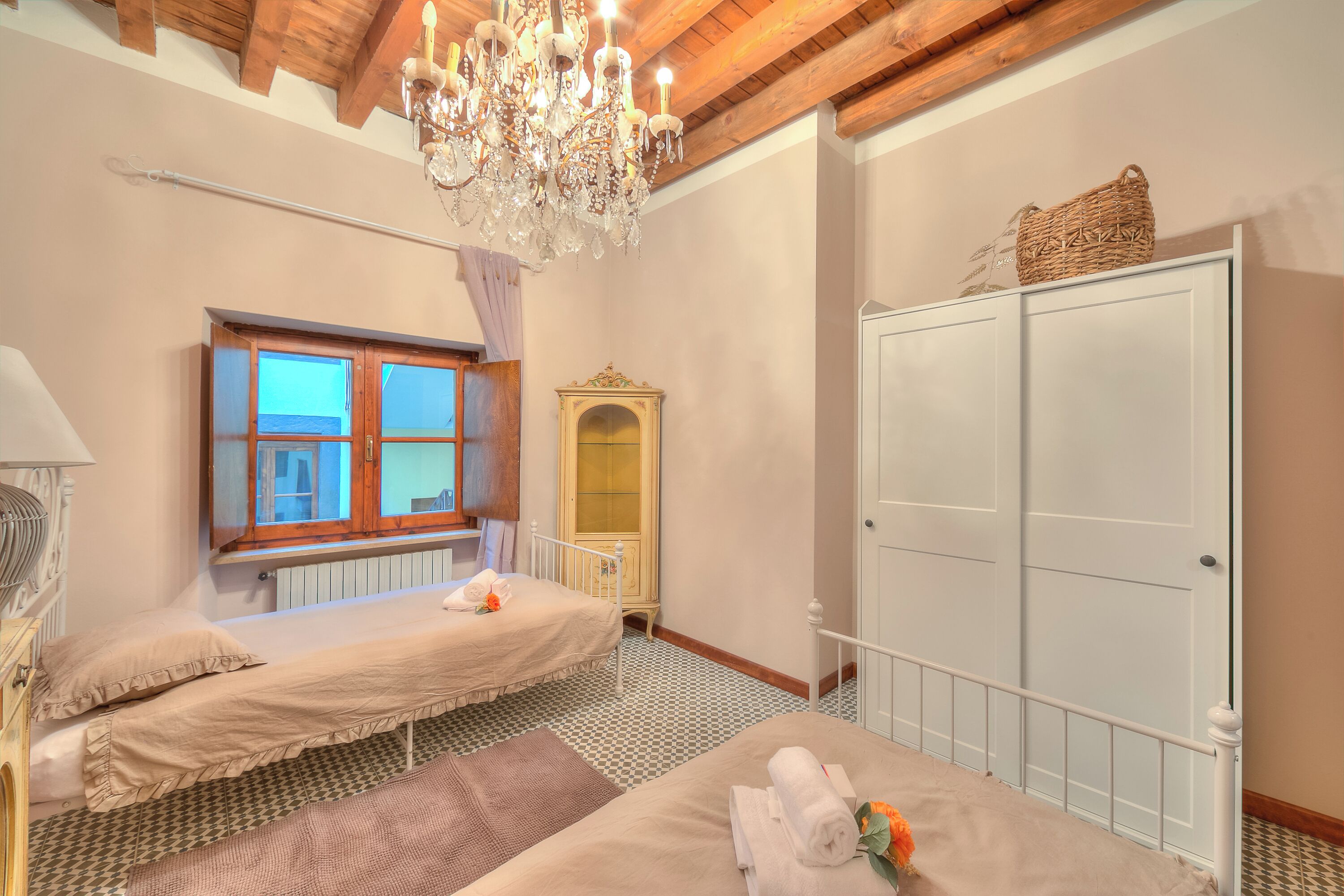 Familienapartment, Mehrere Schlafzimmer (Laetitia Salò-Historic center near) | 2 Schlafzimmer, kostenloses WLAN, Bettwäsche