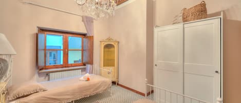 Family Apartment, Multiple Bedrooms (Laetitia Salò-Historic center near) | 2 bedrooms, free WiFi, bed sheets