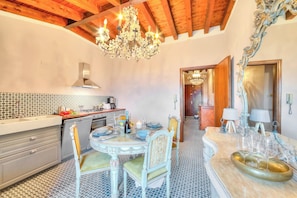 Appartement Familial, 2 chambres, four à micro-ondes (Laetitia Salò-Historic center near) | Cuisine privée
