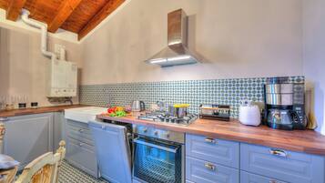 Lemari es, microwave, oven, dan kompor