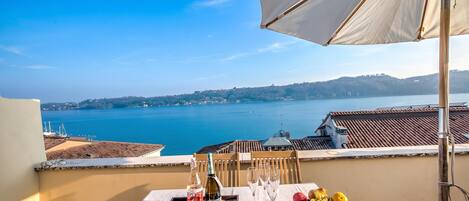 Family Apartment, 2 Bedrooms, Microwave (Laetitia Salò-Historic center near) | Outdoor dining