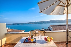 Family Apartment, 2 Bedrooms, Microwave (Laetitia Salò-Historic center near) | Outdoor dining