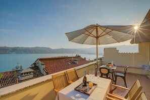 Family Apartment, Multiple Bedrooms (Laetitia Salò-Historic center near) | Outdoor dining - Laetitia Salo-historic Center Near Lake (Salò)