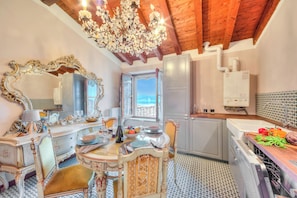 Familie appartement, 2 slaapkamers, magnetron (Laetitia Salò-Historic center near) | Privékeuken