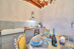 Family Apartment, Multiple Bedrooms (Laetitia Salò-Historic center near) | Private kitchen | Fridge, microwave, oven, stovetop - Laetitia Salo-historic Center Near Lake (Salò)