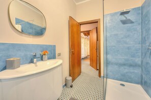 Apartemen Keluarga, beberapa kamar (Laetitia Salò-Historic center near) | Kamar mandi | Shower, kloset, handuk, dan sabun