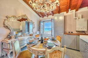 Familie appartement, 2 slaapkamers, magnetron (Laetitia Salò-Historic center near) | Dineren