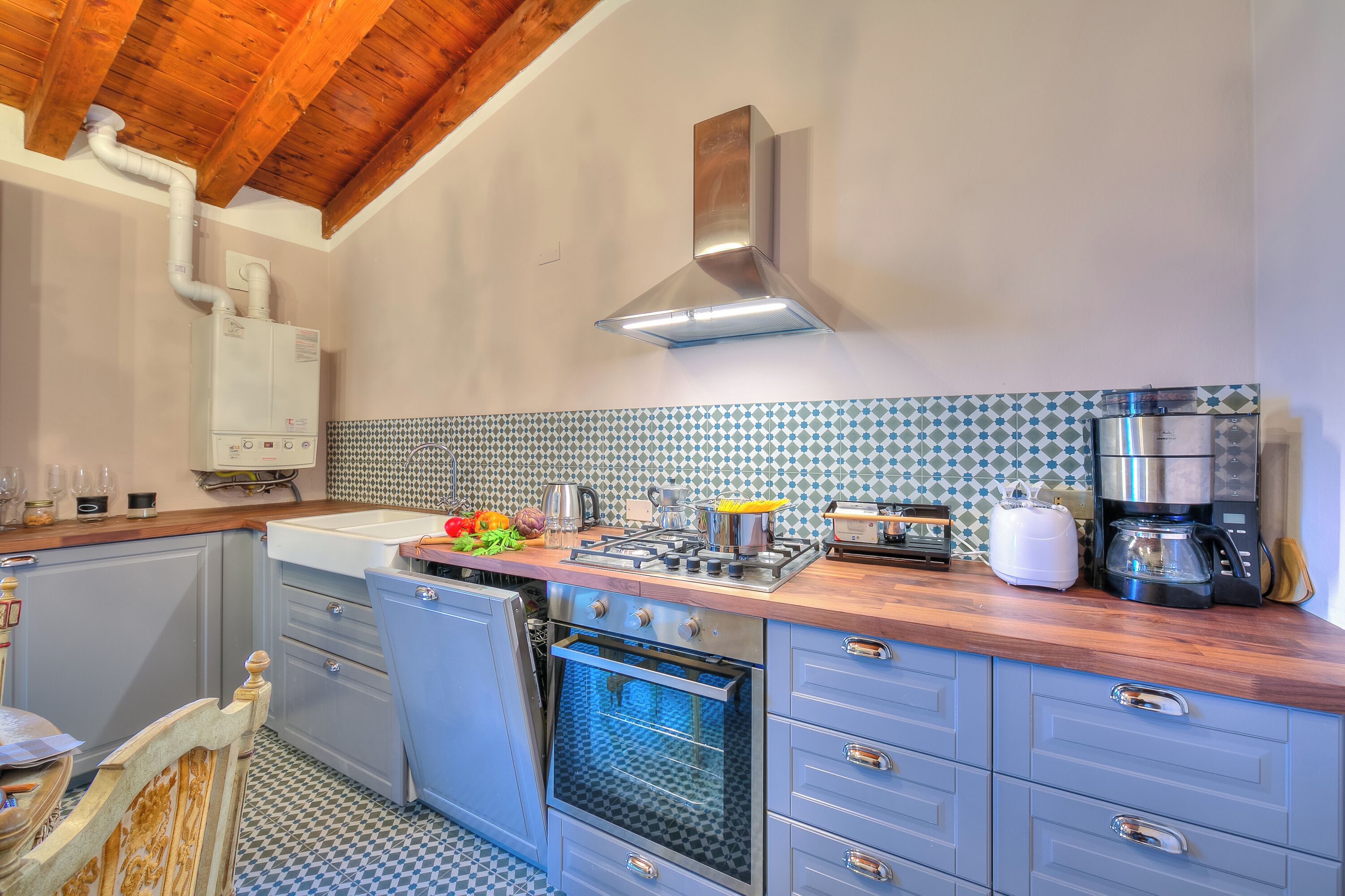 Family Apartment, Multiple Bedrooms (Laetitia Salò-Historic center near) | Private kitchen | Fridge, microwave, oven, stovetop