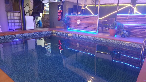 2 bars/lounges, 2 poolside bars