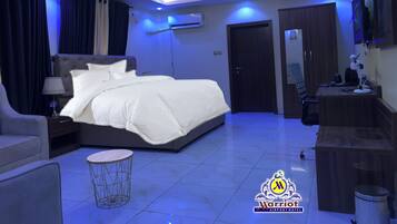 Executive kamer | Luxe beddengoed, een minibar, een kluis op de kamer