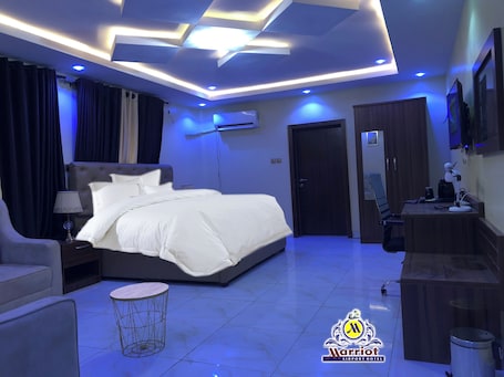 Executive Room | Premium bedding, minibar, in-room safe, individually decorated. Marriot Airport Hotels