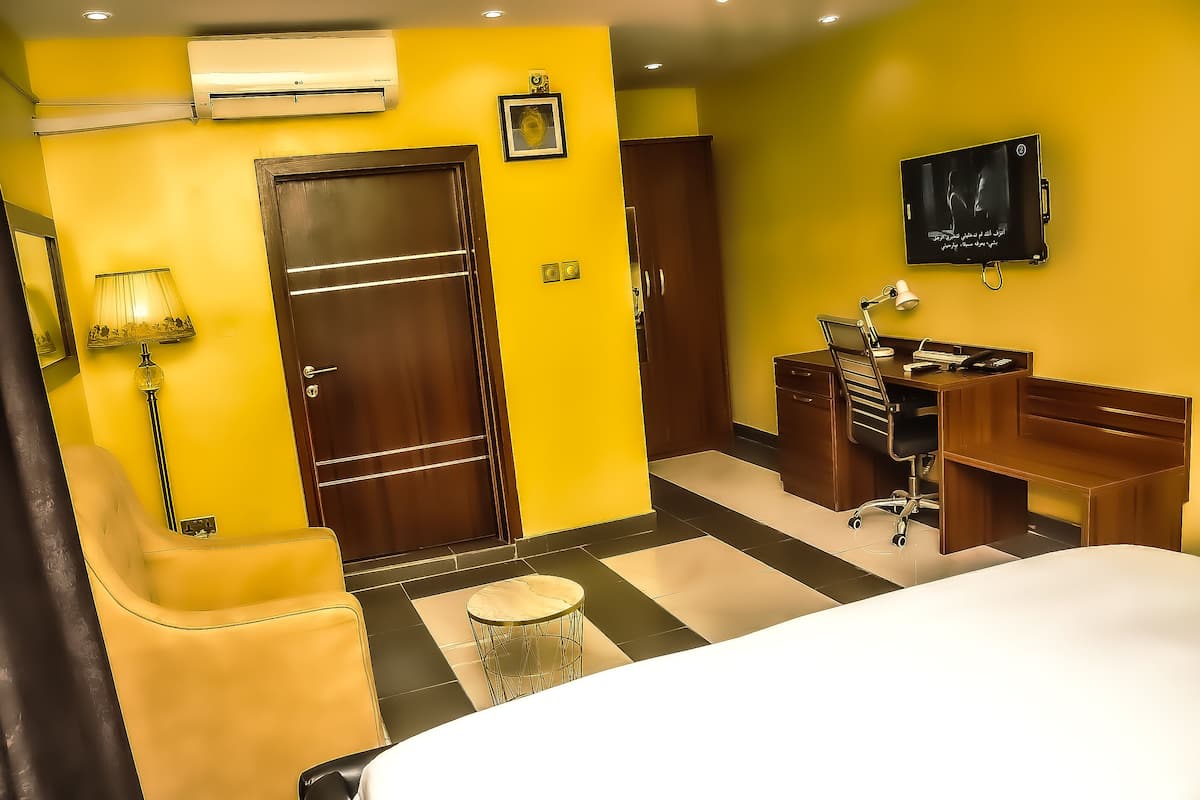 deluxe room | premium bedding, minibar, in-room safe, individually decorated