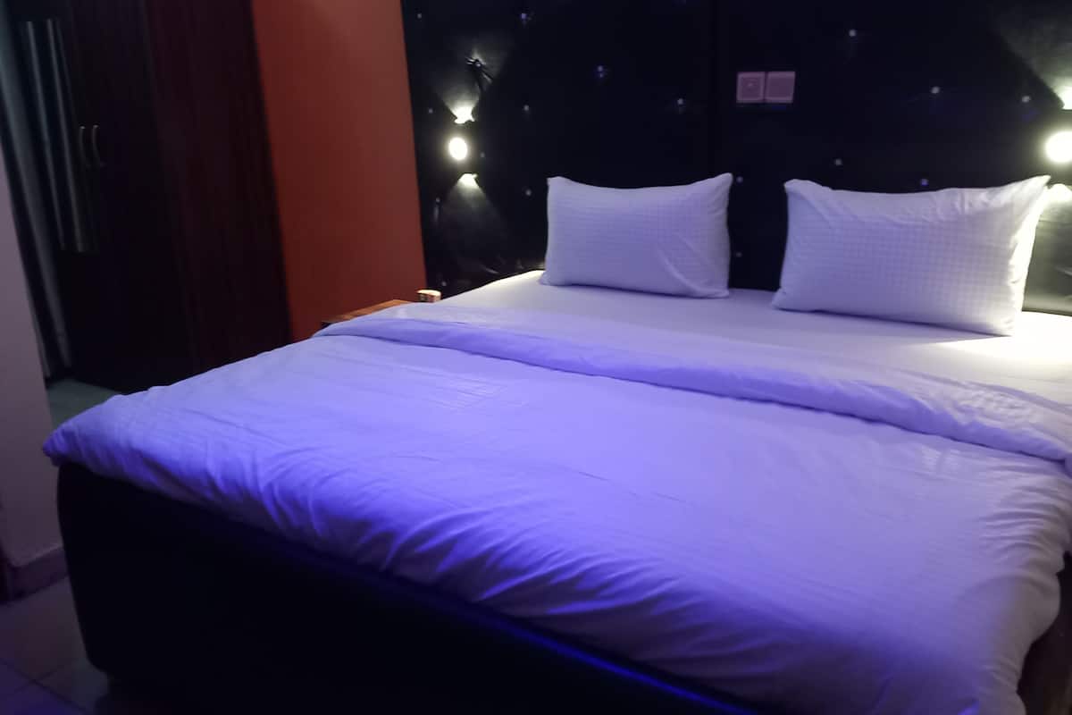 premium room, 1 bedroom, non smoking, refrigerator | premium bedding, minibar, in-room safe, individually decorated