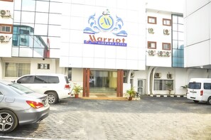 Vista frontal de la propiedad