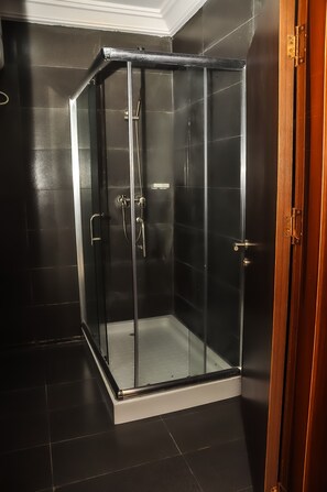Kamar Deluks | Kamar mandi | Shower pijat air, pengering rambut, jubah mandi, dan sandal