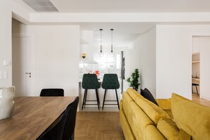 Standard-Apartment | Wohnbereich | 43-Zoll-Smart-TV mit Digitalempfang, Fernseher, Netflix