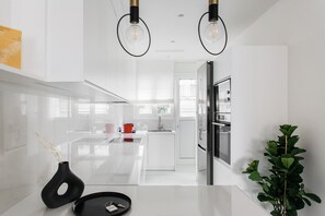 Departamento estándar | Cocina privada | Cafetera de espresso, tetera eléctrica y comedor