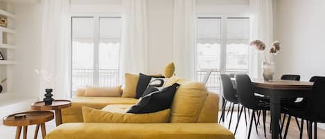 Căn hộ Tiêu chuẩn | Khu phòng khách | Smart TV 43-inch có truyền hình kỹ thuật số, TV, Netflix