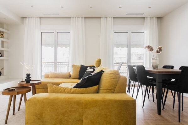 Departamento estándar | Área de sala de estar | Smart TV de 43 pulgadas con canales digitales, televisión y Netflix