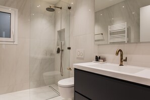 Appartement Standard | Salle de bain | Douche, articles de toilette (gratuits), séchoir à cheveux