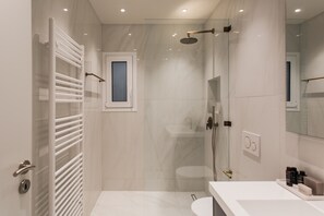 Standard Apartment | Bathroom