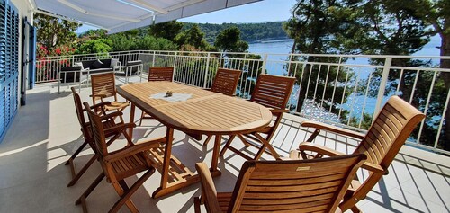 Villa on the seafront for 8 people