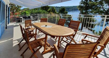 Villa on the seafront for 8 people