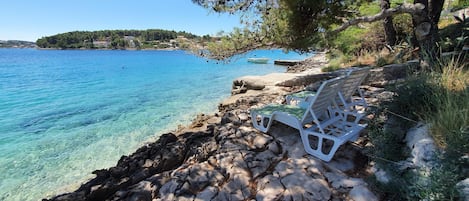 Sulla spiaggia, lettini da mare