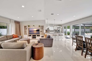 Casa, varias camas, acceso a la alberca, vista a la alberca | Área de sala de estar | Televisión de pantalla plana de 50 pulgadas con canales digitales 