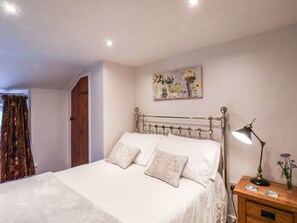 3 bedrooms, individually decorated, individually furnished, free WiFi - The Old Sweet Shop (Whitby)