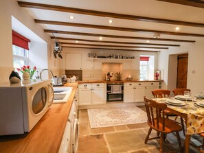 Fridge, dishwasher, electric kettle, toaster - The Old Sweet Shop (Whitby)