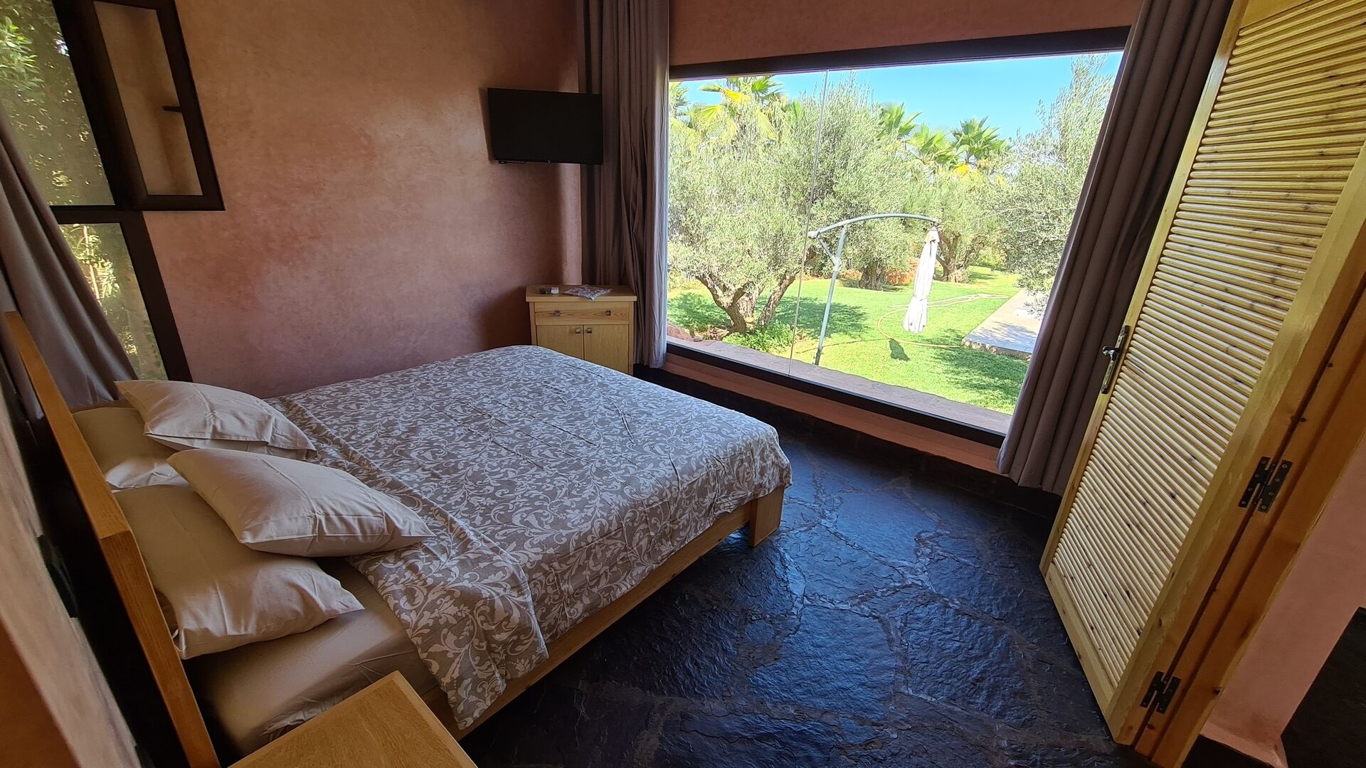 3 bedrooms, laptop workspace, bed sheets