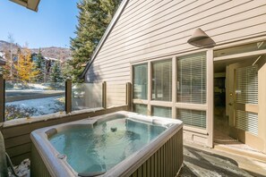 Appart'hôtel, 4 chambres | Bain à remous extérieur