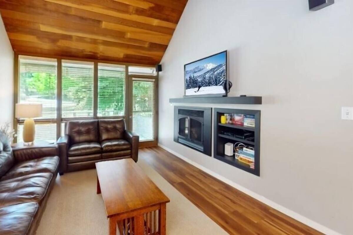 Condo, 4 Bedrooms | Living area