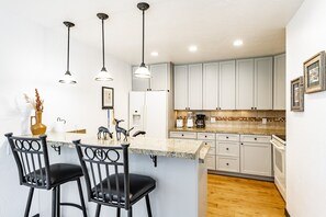 Appart'hôtel, 4 chambres | Cuisine privée