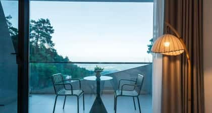 Mountain and Courtyard Homestay