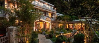 Mountain and Courtyard Homestay