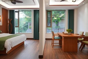 Una habitación de hotel con cama, escritorio y vista al exterior.