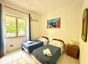 2 bedrooms, in-room safe, travel cot, free WiFi