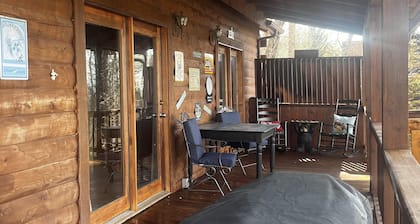 Log cabin with awesome mountain views: Hot Tub, Game Room, Fenced Yard