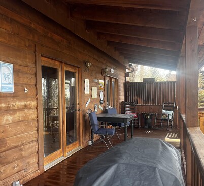 Log cabin with  awesome mountain views: Hot Tub, Game Room, Fenced Yard