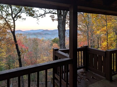 Log cabin with  awesome mountain views: Hot Tub, Game Room, Fenced Yard