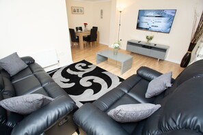 Smart TV - 1 Bed House for Pleasure ,office work ,free parking ,near Elizabeth underground (London)