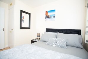 1 bedroom, desk, iron/ironing board, free WiFi - 1 Bed House for Pleasure ,office work ,free parking ,near Elizabeth underground (London)