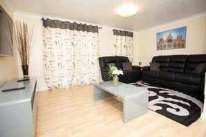 Smart TV - 1 Bed House for Pleasure ,office work ,free parking ,near Elizabeth underground (London)