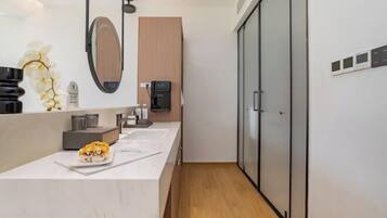 Une salle de bain moderne avec un grand miroir, un lavabo et des toilettes.