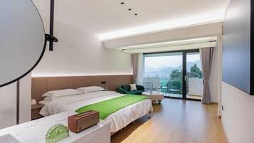 Une chambre d’hôtel moderne avec un grand lit, un bureau et un balcon offrant une vue agréable.