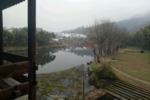 Unclassified image, 2 of 37, button - Wenjunge Jingju (Wuyuan)