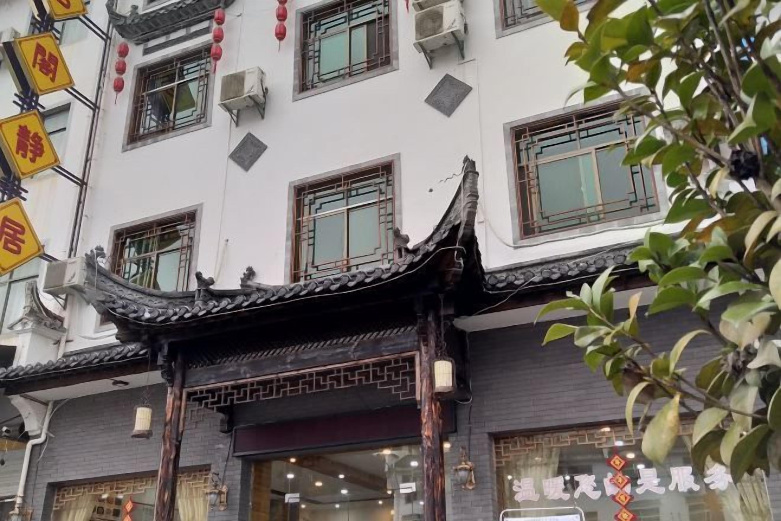 Un edificio tradicional con techo oscuro y varias ventanas.